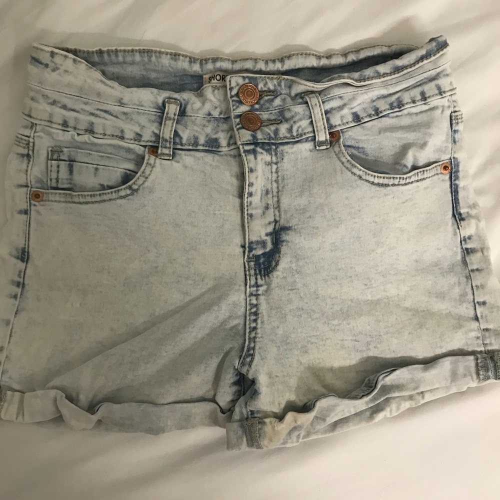 Light wash denim high waisted shorts 💜